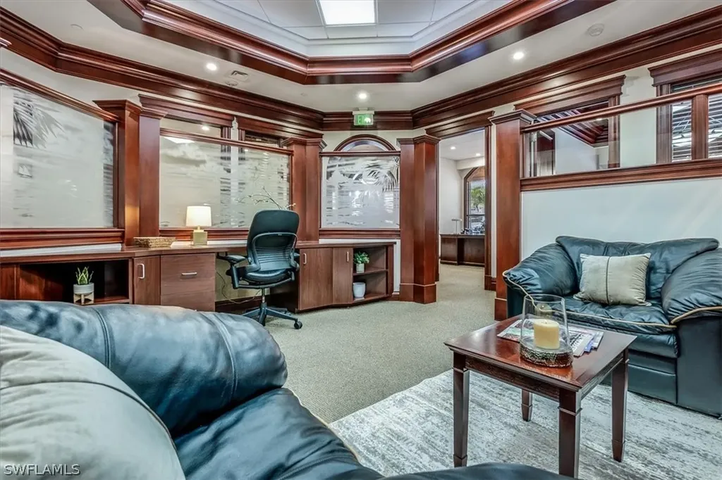 599 Tamiami Trail N Naples FL 34102