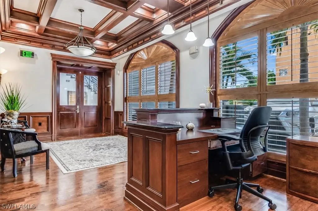 599 Tamiami Trail N Naples FL 34102
