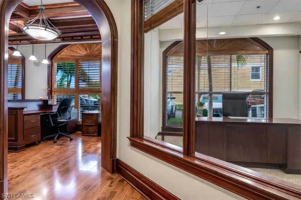 599 Tamiami Trail N Naples FL 34102
