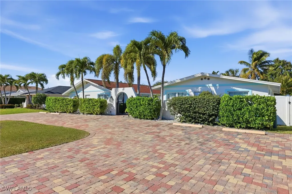 559 105th Avenue N Naples FL 34108