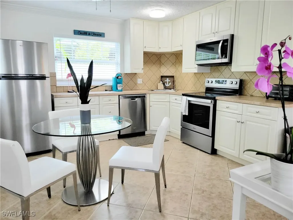 559-563 105th Avenue N Naples FL 34108