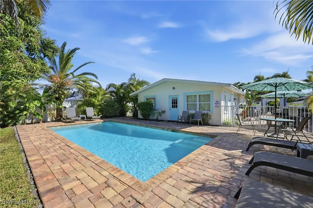 559-563 105th Avenue N Naples FL 34108