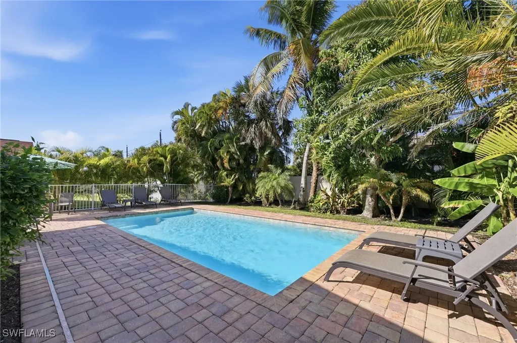 559 105th Avenue N Naples FL 34108