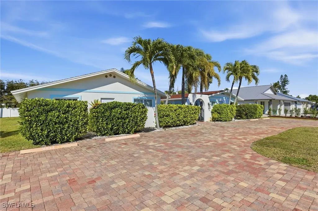559 105th Avenue N Naples FL 34108