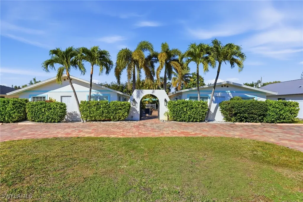 559 105th Avenue N Naples FL 34108