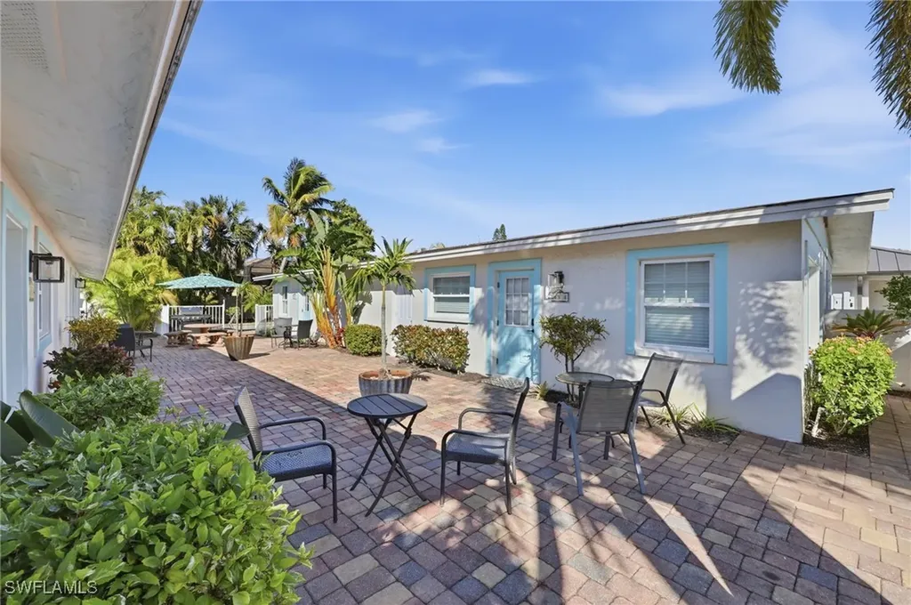 559-563 105th Avenue N Naples FL 34108