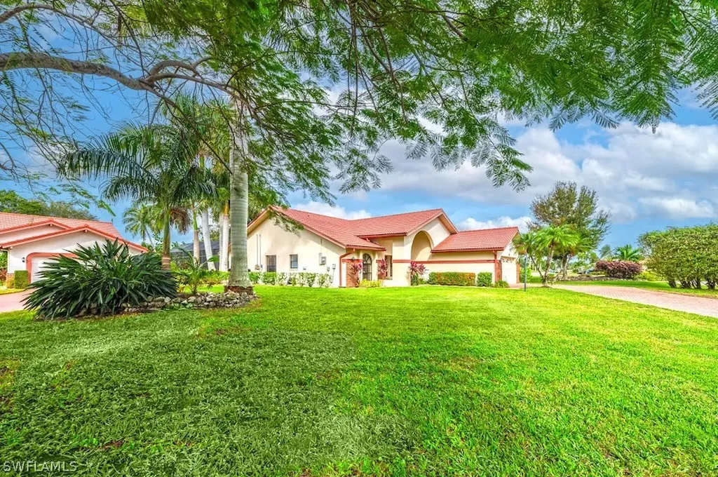 581 Country Walk Court Naples FL 34104