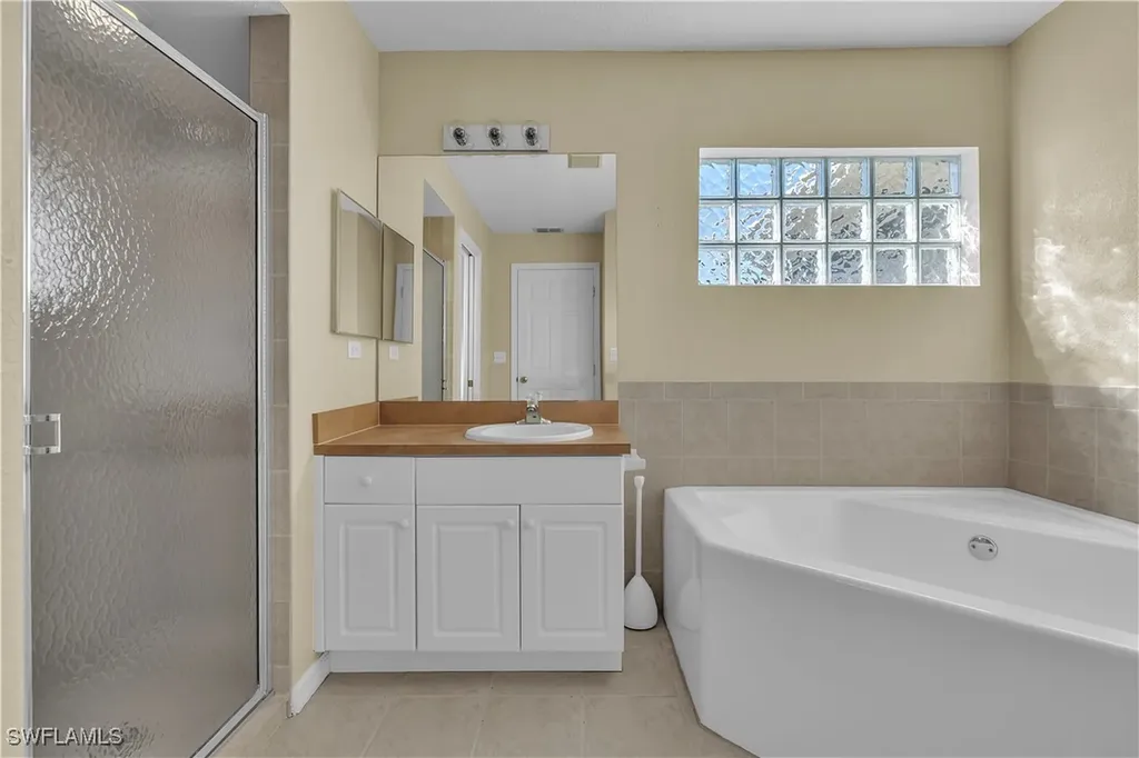 916 NE 4th Place Cape Coral FL 33909