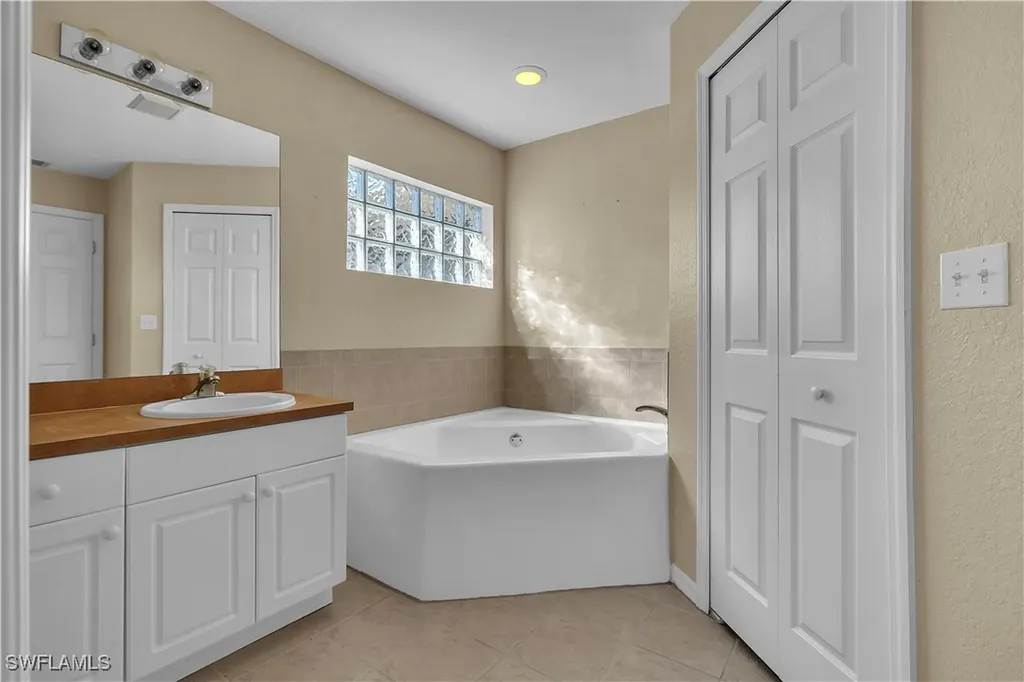 916 NE 4th Place Cape Coral FL 33909