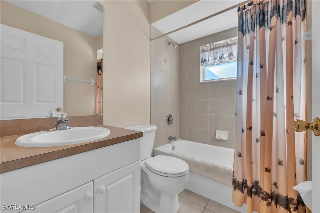 916 NE 4th Place Cape Coral FL 33909