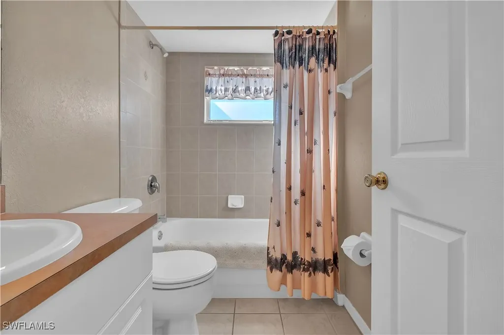 916 NE 4th Place Cape Coral FL 33909