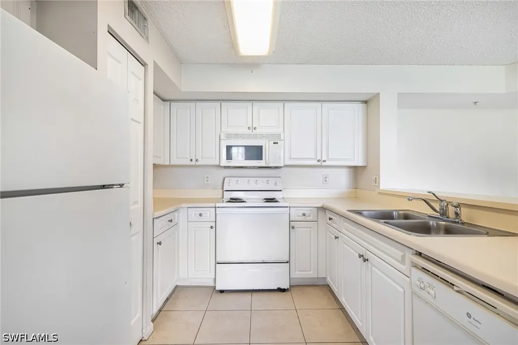 1265 Wildwood Lakes Boulevard Naples FL 34104
