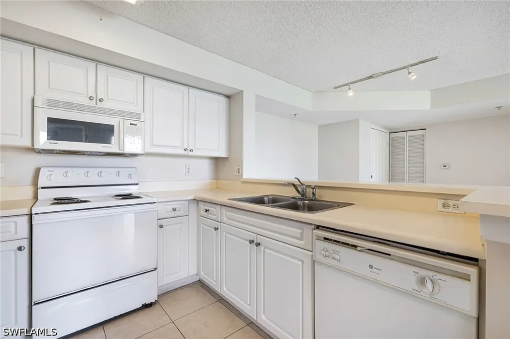 1265 Wildwood Lakes Boulevard Naples FL 34104