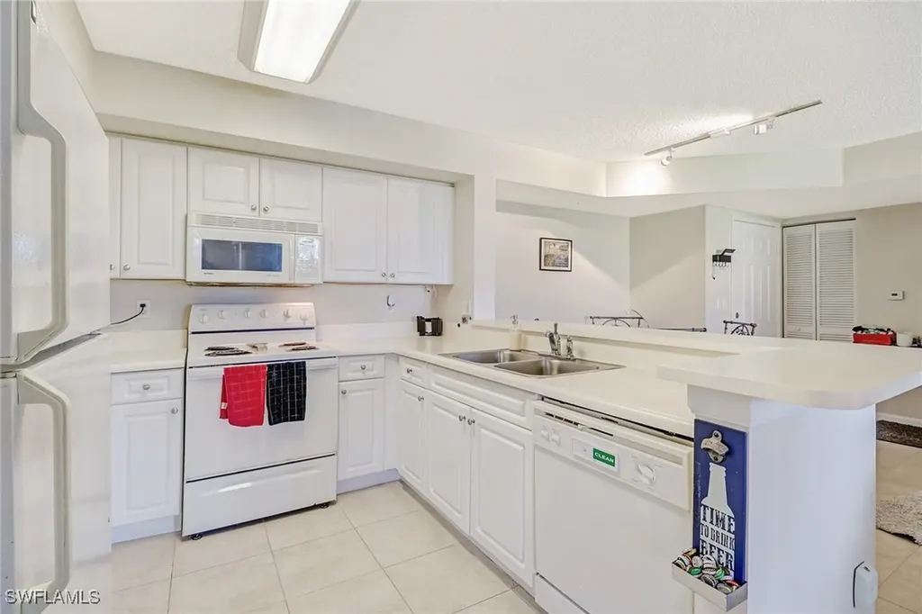 1265 Wildwood Lakes Boulevard Naples FL 34104