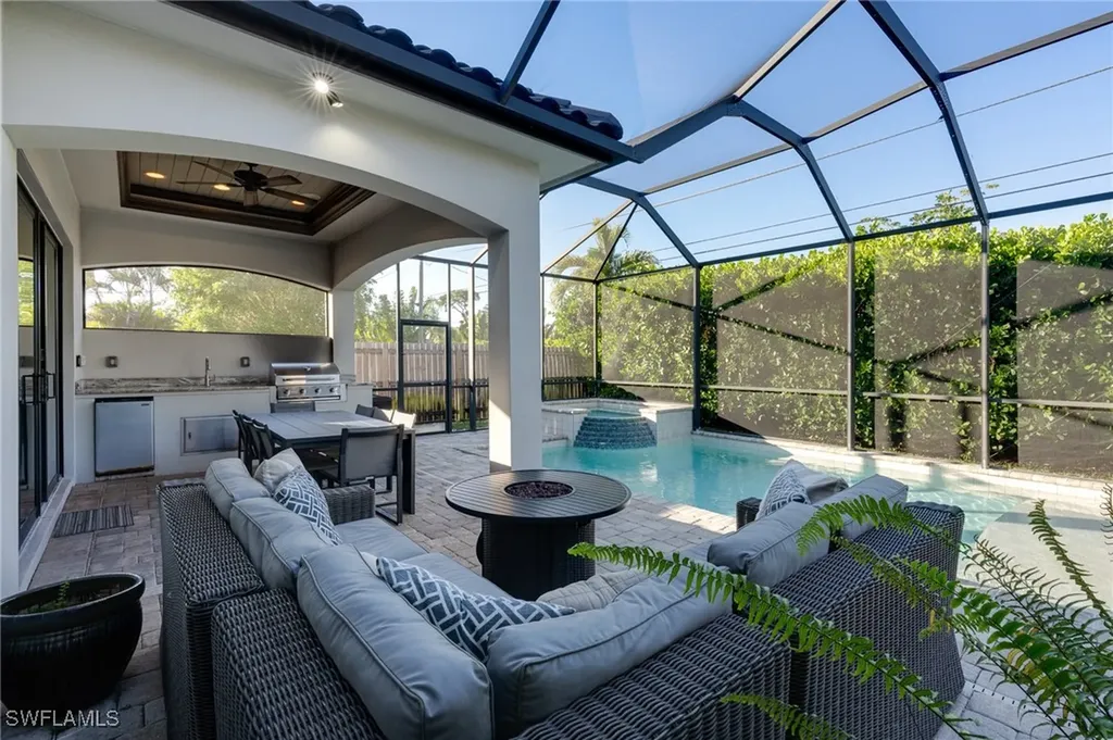 735 99th Avenue N Naples FL 34108