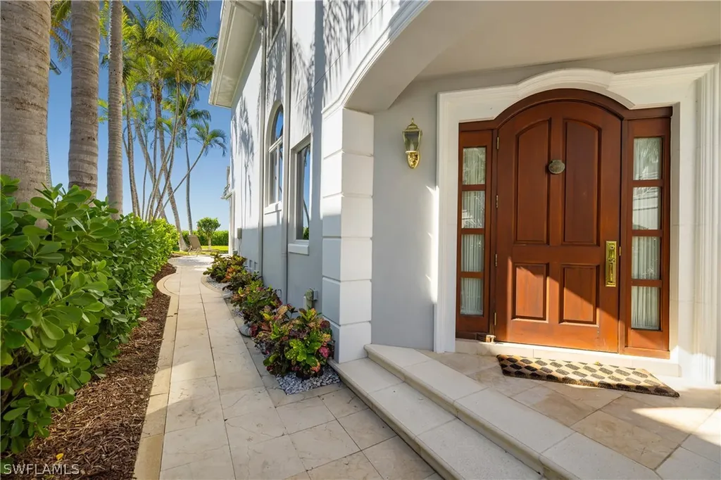 25 2nd Avenue S Naples FL 34102