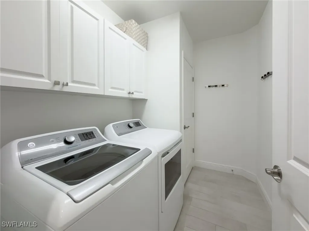 2543 Seychelles Drive Naples FL 34112