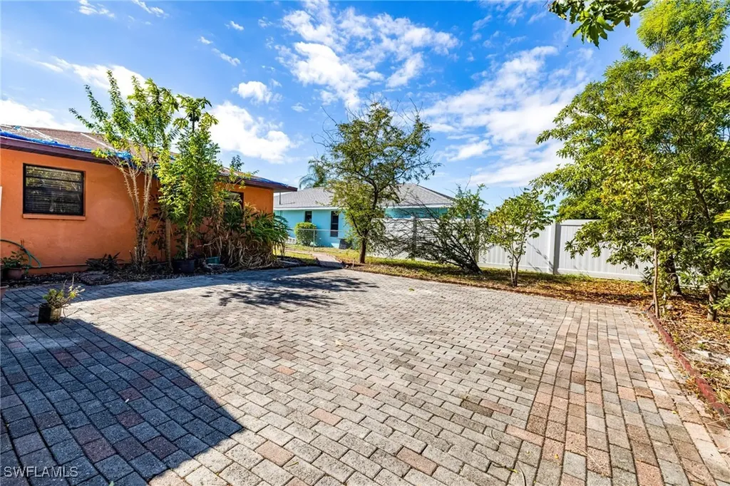1219 SE 19th Terrace Cape Coral FL 33990
