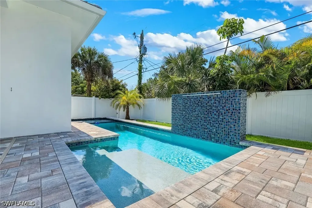 668 93rd Avenue N Naples FL 34108