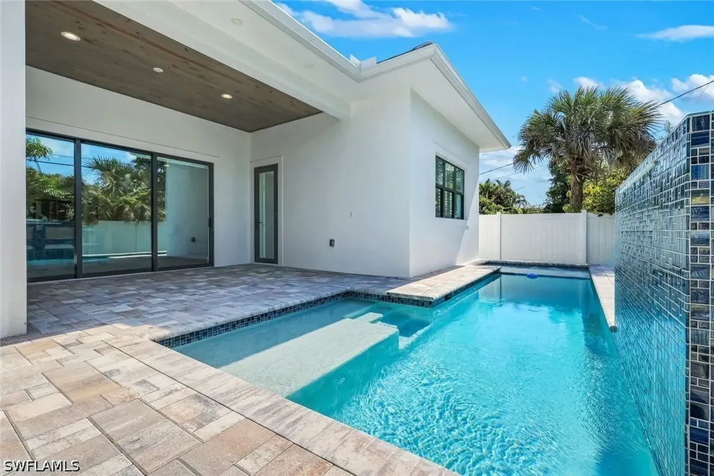 668 93rd Avenue N Naples FL 34108