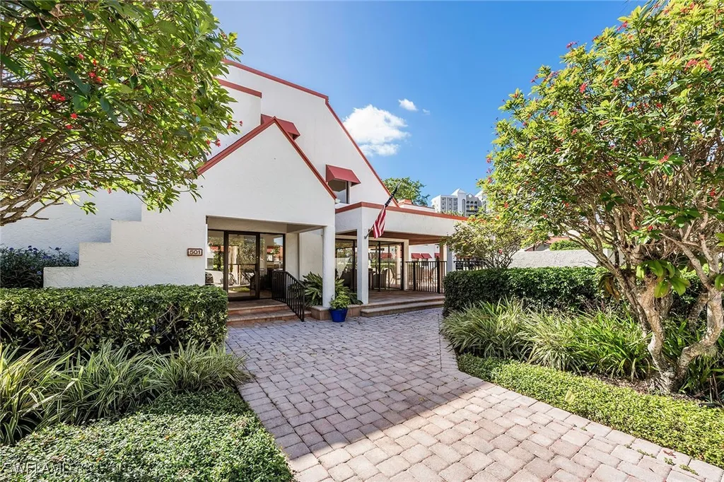 571 Serendipity Drive Naples FL 34108