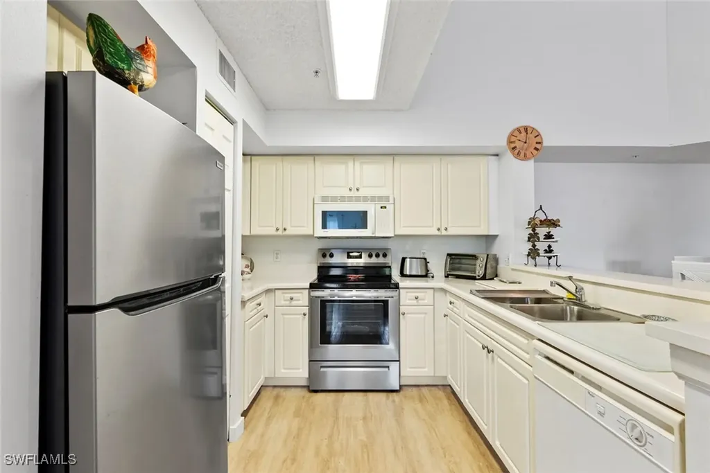 1180 Wildwood Lakes Boulevard Naples FL 34104