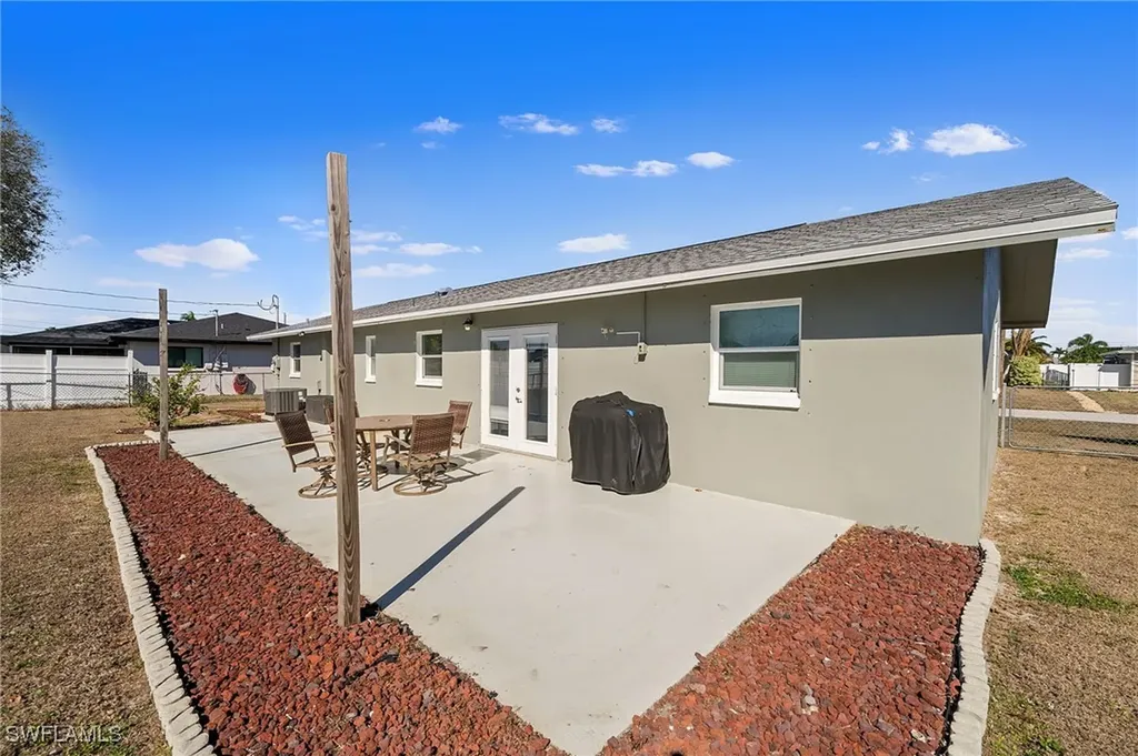 922 SE 27th Terrace Cape Coral FL 33904