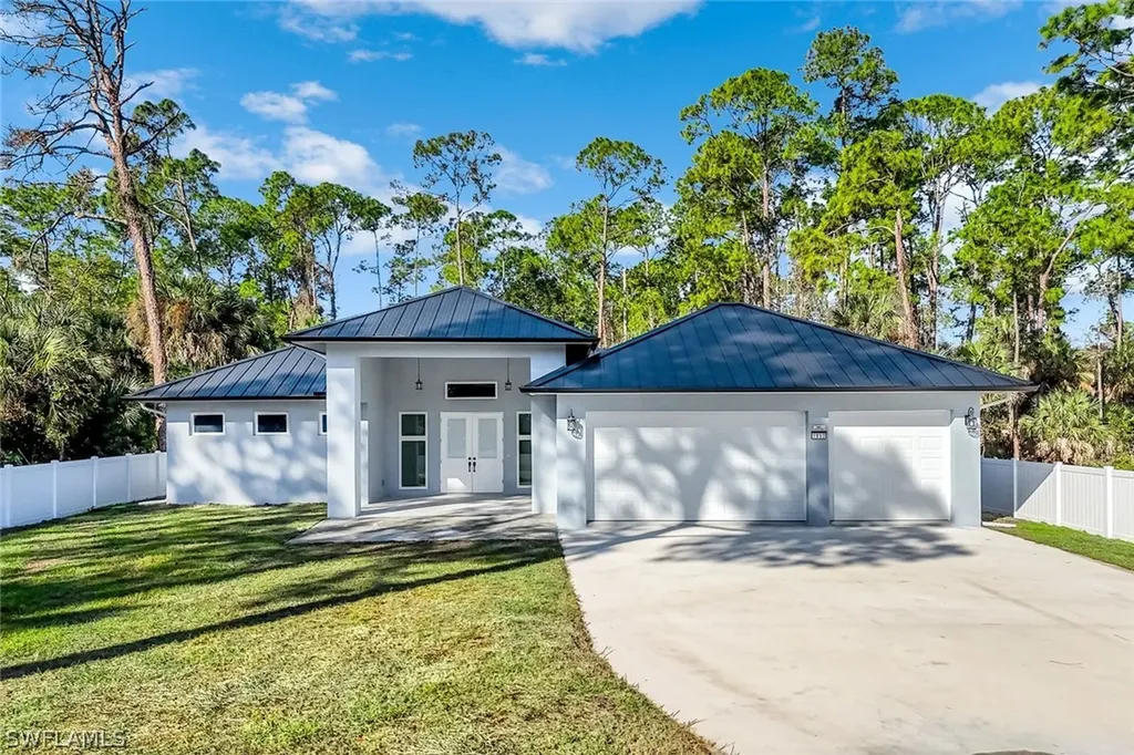 1853 Della Drive Naples FL 34117