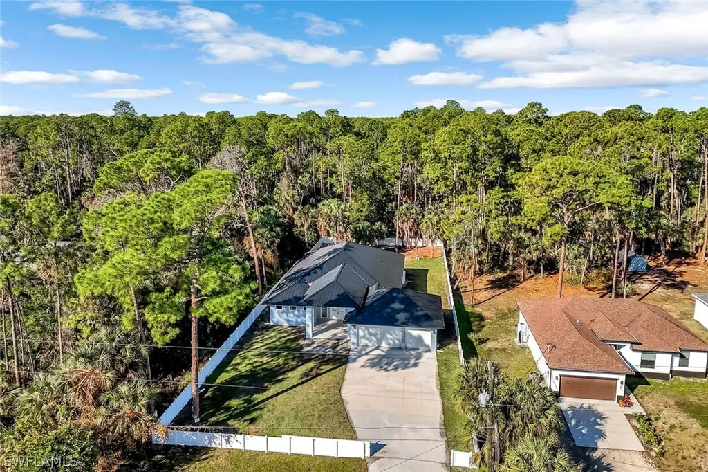 1853 Della Drive Naples FL 34117