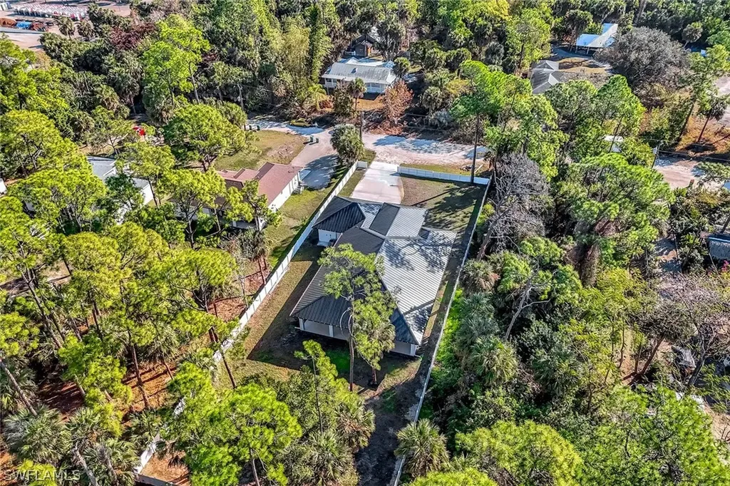 1853 Della Drive Naples FL 34117