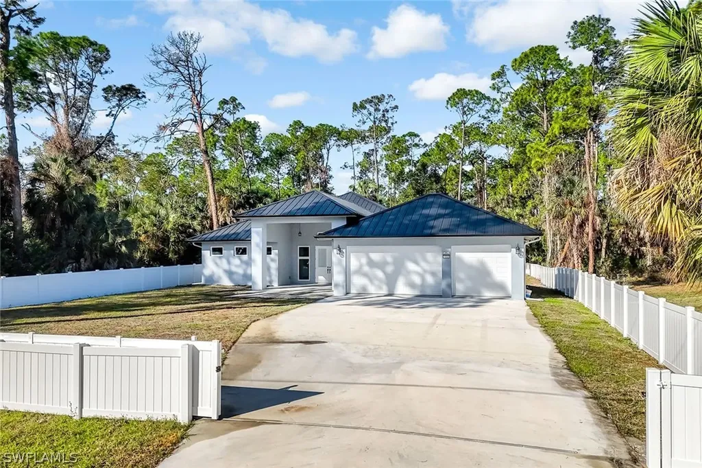 1853 Della Drive Naples FL 34117