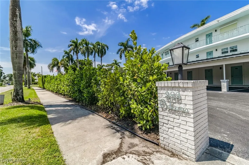 383 Harbour Drive Naples FL 34103