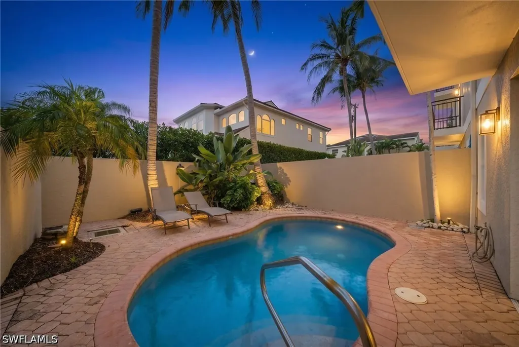 572 11th Avenue S Naples FL 34102