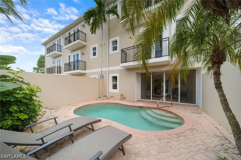 572 11th Avenue S Naples FL 34102