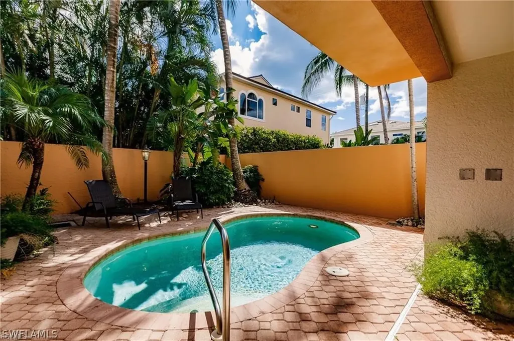 572 11th Avenue S Naples FL 34102