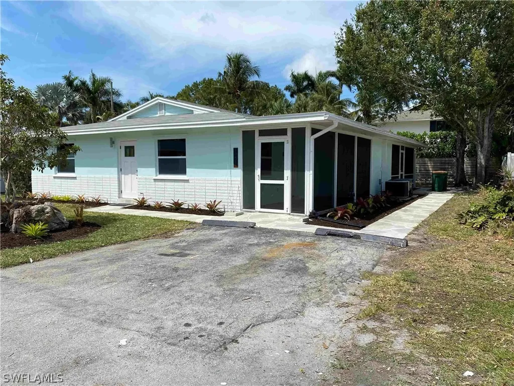 1751 Smugglers Cove Naples FL 34112