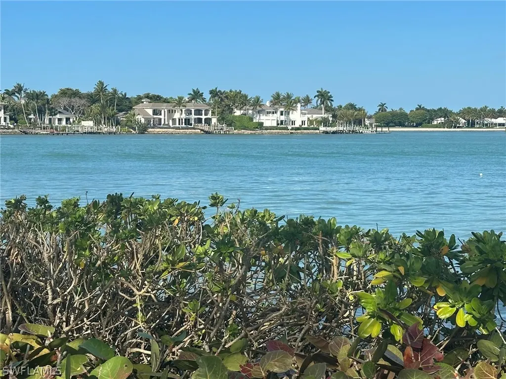 4621 Bayshore Drive Naples FL 34112