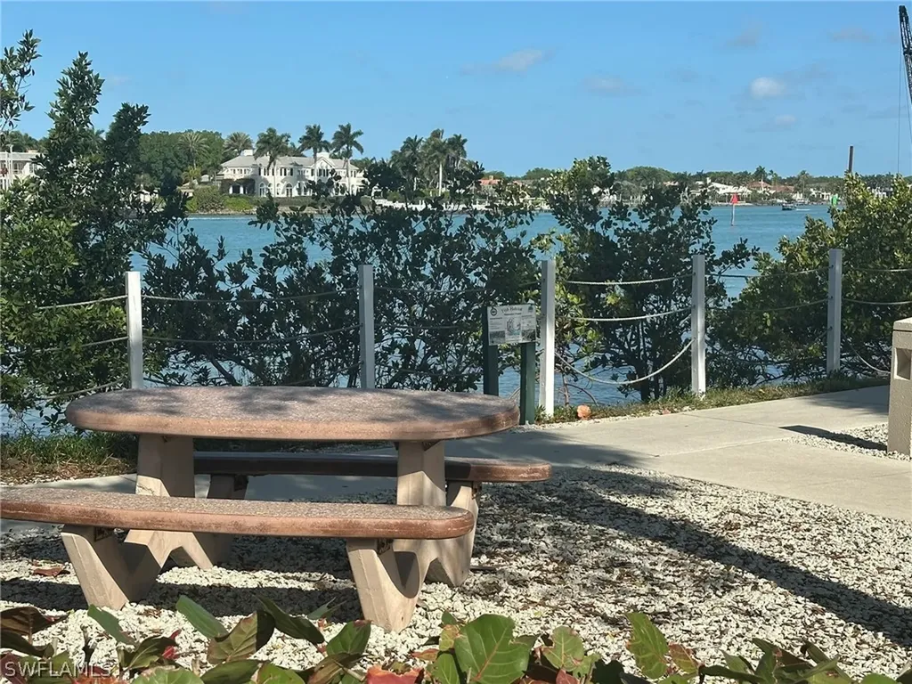4621 Bayshore Drive Naples FL 34112