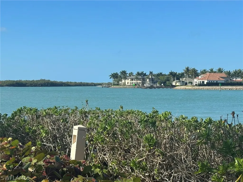 4621 Bayshore Drive Naples FL 34112
