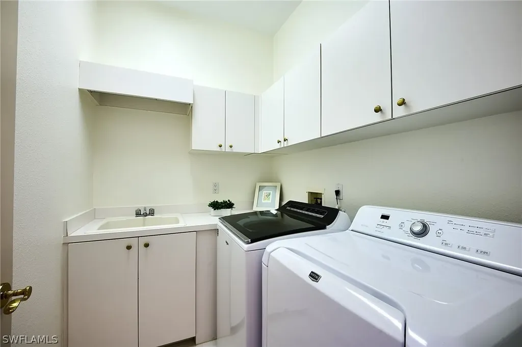 3211 Lancaster Drive Naples FL 34105