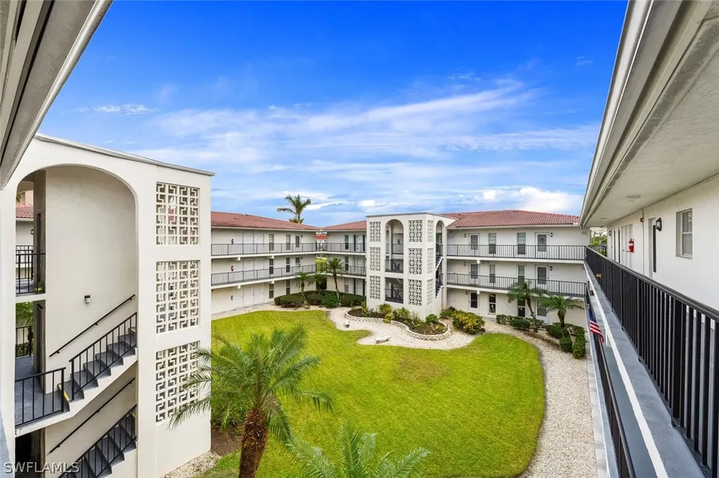 53 High Point Circle W Naples FL 34103