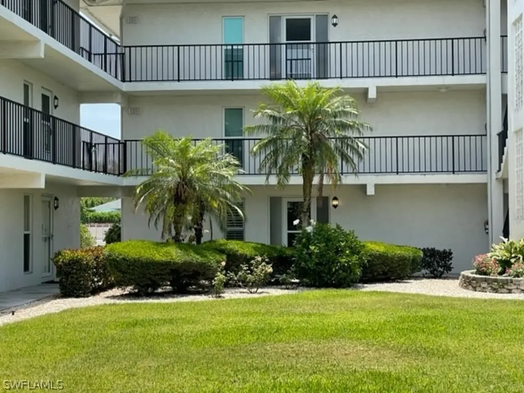 53 High Point Circle W Naples FL 34103