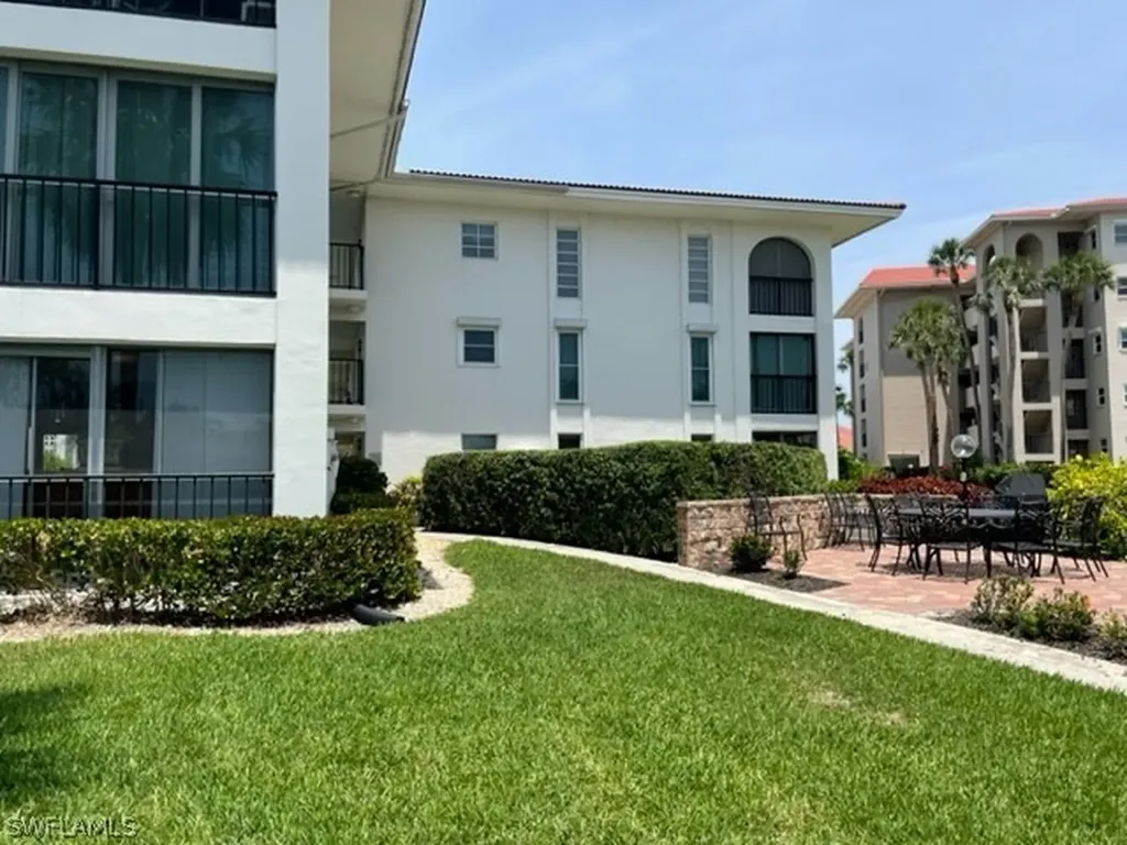 53 High Point Circle W Naples FL 34103