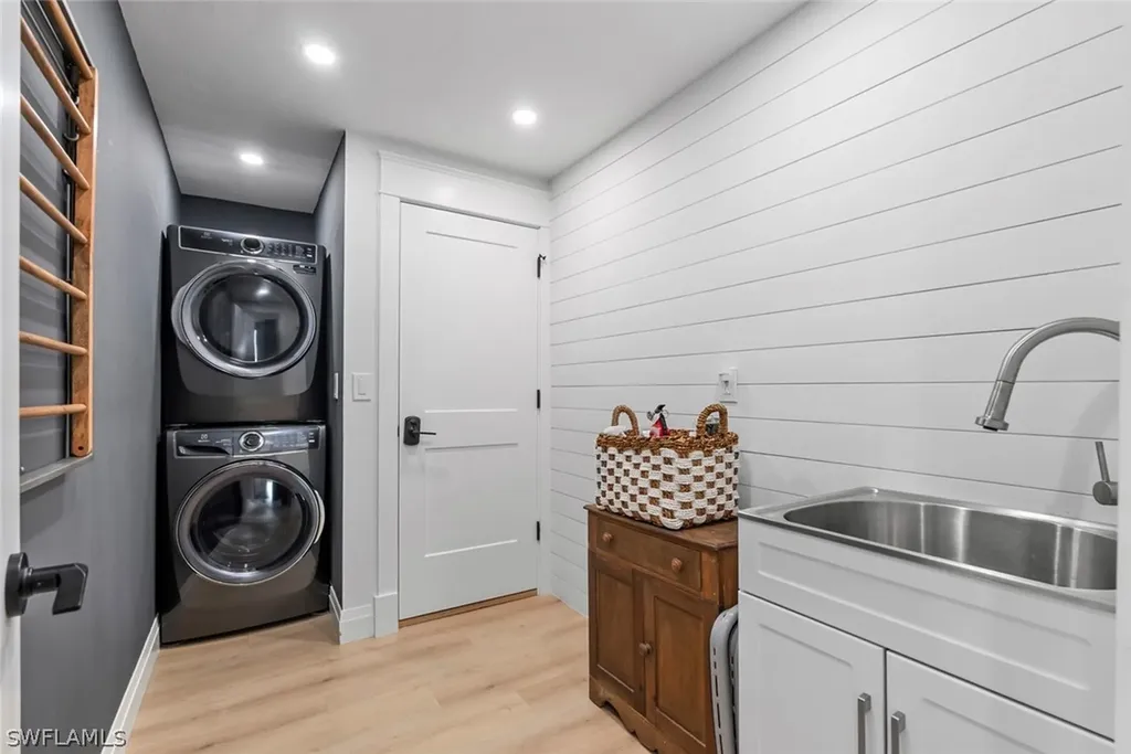 4222 Crayton Road Naples FL 34103
