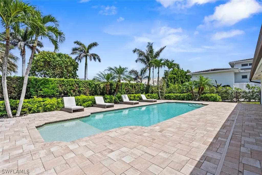 4222 Crayton Road Naples FL 34103