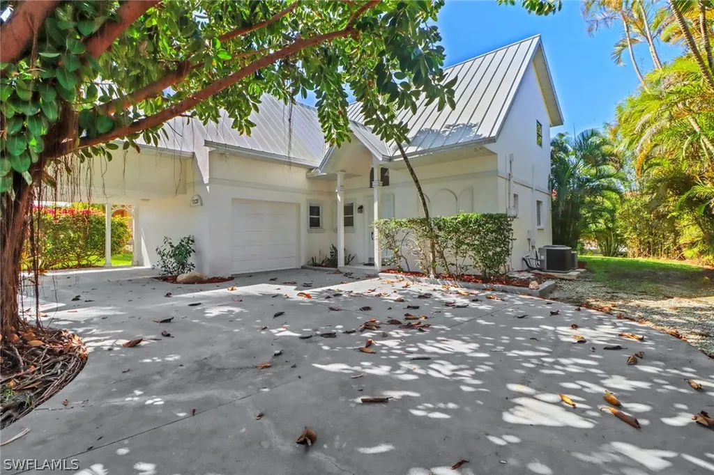 1120 Sandpiper Street Naples FL 34102