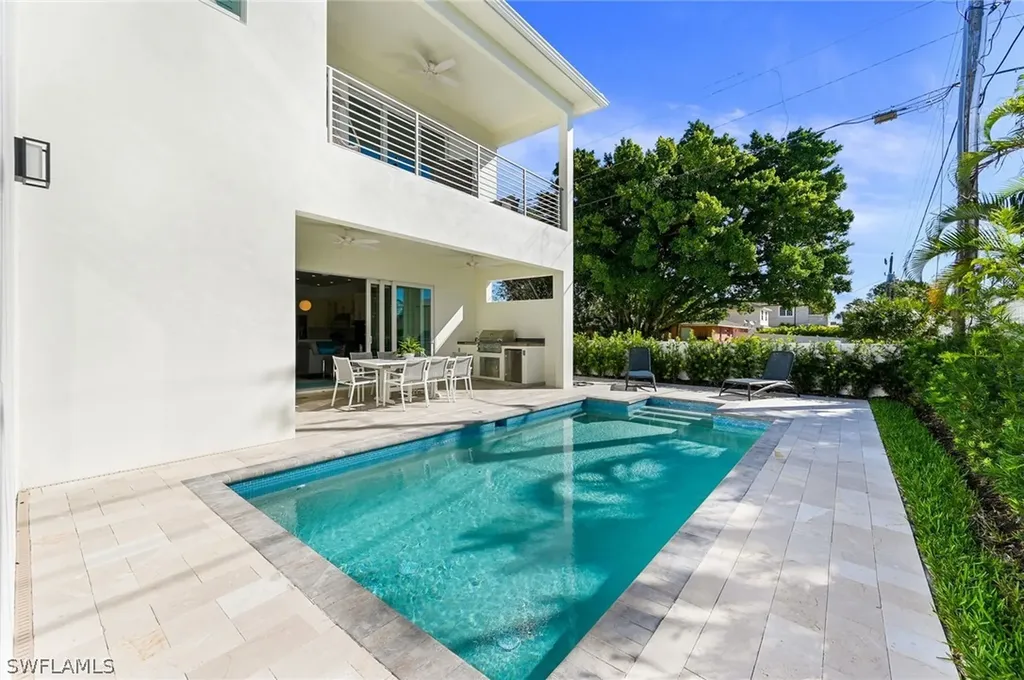 596 111th Avenue N Naples FL 34108