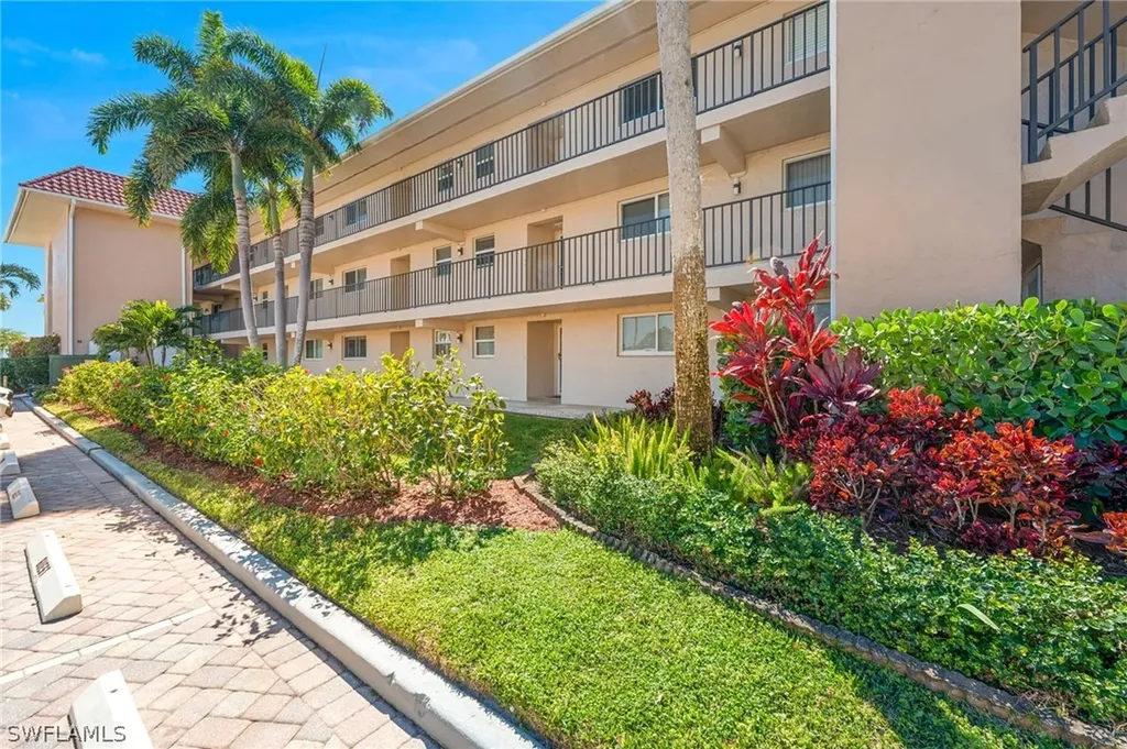 9 High Point Circle N Naples FL 34103
