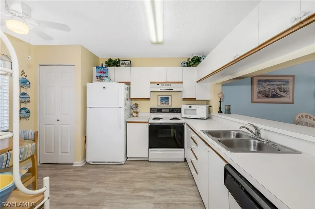 7025 Dennis Circle Naples FL 34104