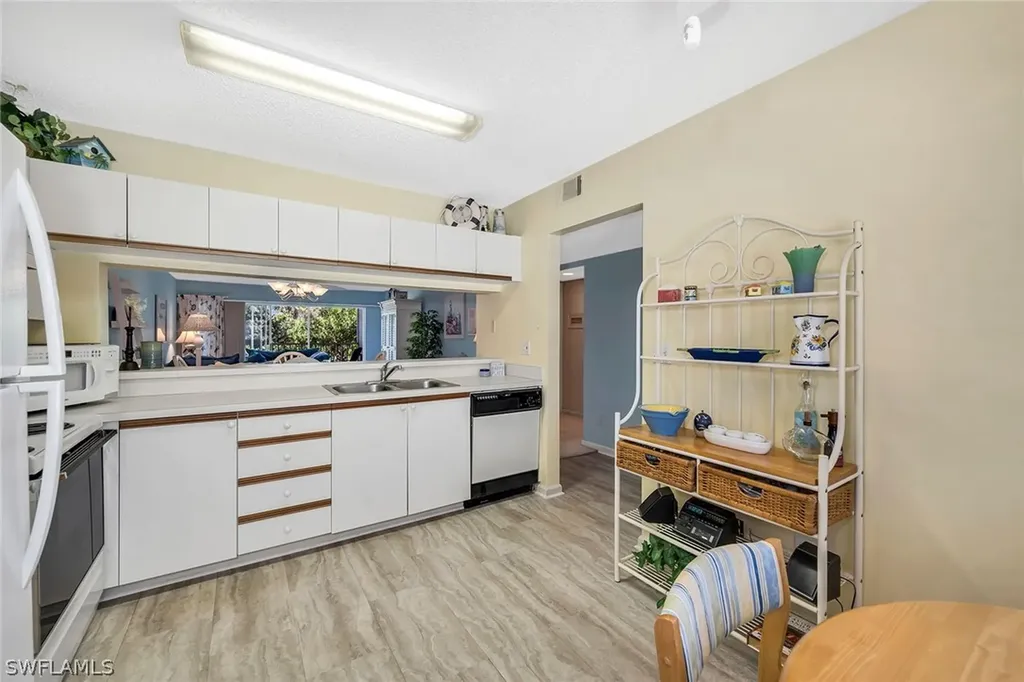 7025 Dennis Circle Naples FL 34104